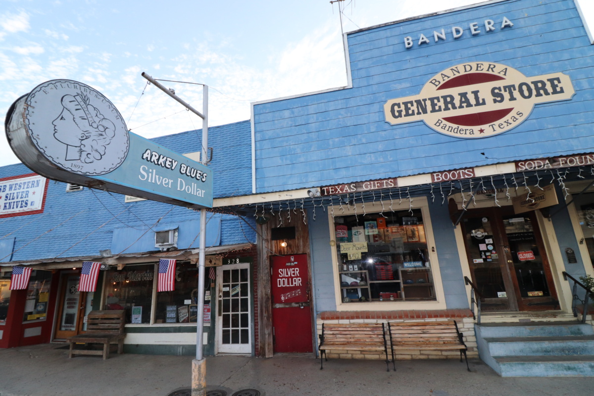 Bandera-General-Store-z-ulicy-1200×800