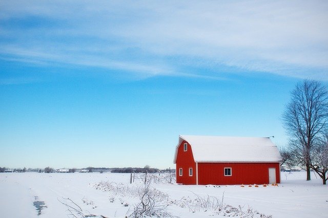 winter-barn-556696_640